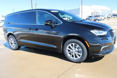 2026 Chrysler Pacifica Limited AWD photo 3