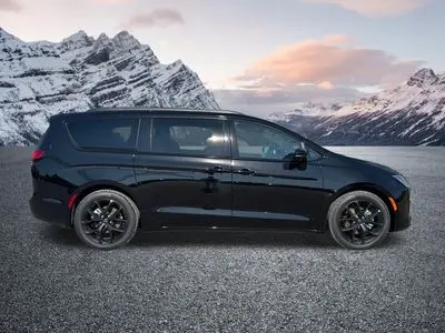 2027 Chrysler Pacifica Limited photo 4