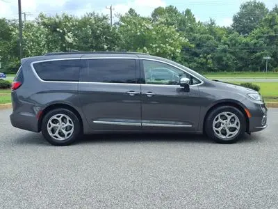 2023 Chrysler Pacifica Limited photo 3