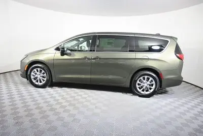 2027 Chrysler Pacifica Select AWD photo 3
