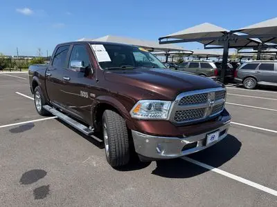 2015 RAM 1500 Laramie Crew Cab photo 3