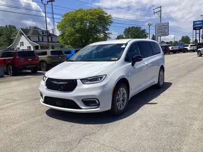 2026 Chrysler Pacifica Select AWD photo 3