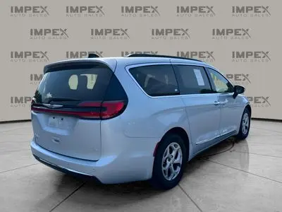2023 Chrysler Pacifica Limited photo 3