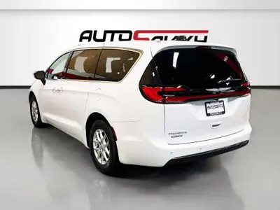 2026 Chrysler Pacifica Select photo 5