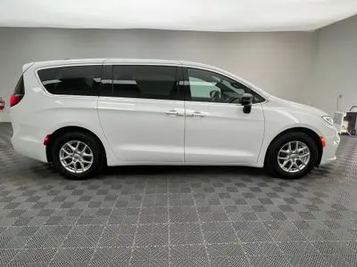 2025 Chrysler Pacifica Select photo 5