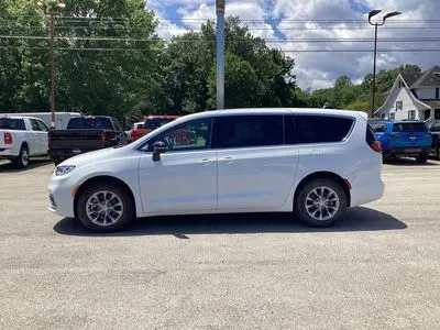 2026 Chrysler Pacifica Select AWD photo 4