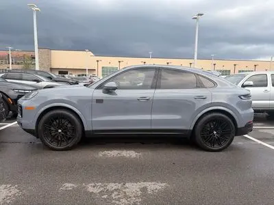 2024 Porsche Cayenne Base photo 4