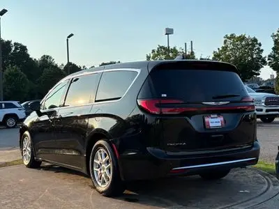 2024 Chrysler Pacifica Touring L photo 5