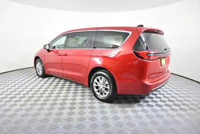 2027 Chrysler Pacifica Select AWD photo 4