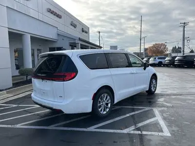 2026 Chrysler Pacifica Select AWD photo 2