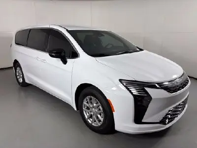 2027 Chrysler Pacifica Select photo 2