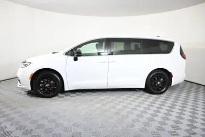2024 Chrysler Pacifica Touring photo 2