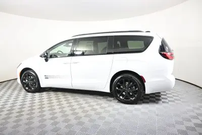 2027 Chrysler Pacifica Select AWD photo 3