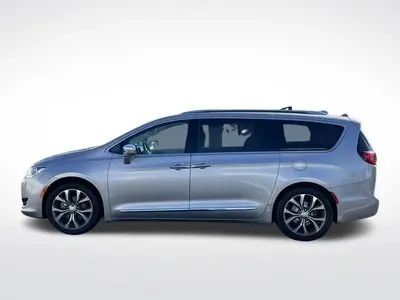 2017 Chrysler Pacifica Limited photo 2