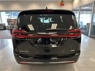 2026 Chrysler Pacifica Select AWD photo 4