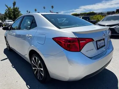 2017 Toyota Corolla SE AT photo 5