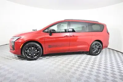 2027 Chrysler Pacifica Select AWD photo 2