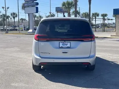 2026 Chrysler Pacifica Select photo 4