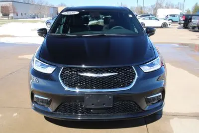 2026 Chrysler Pacifica Limited AWD photo 2