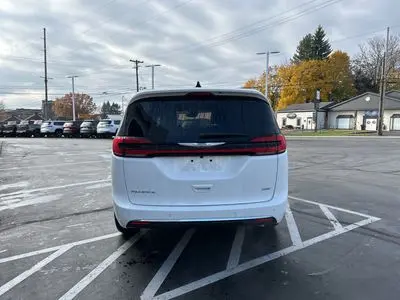 2026 Chrysler Pacifica Select AWD photo 4