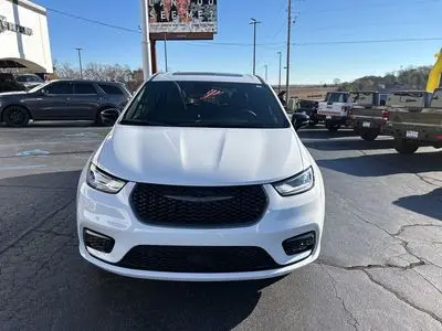 2026 Chrysler Pacifica Select AWD photo 3