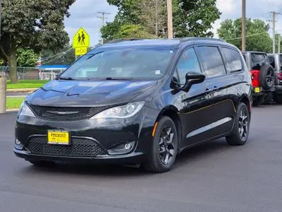 2020 Chrysler Pacifica Touring L Plus photo 3