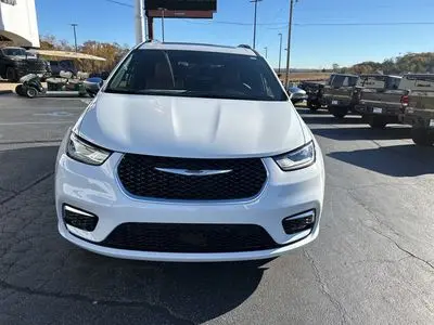 2026 Chrysler Pacifica Pinnacle photo 3