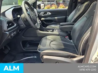 2025 Chrysler Pacifica Limited photo 5