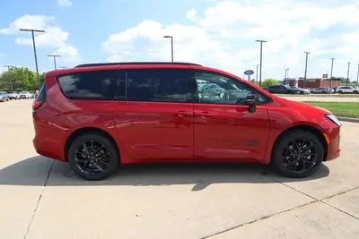 2027 Chrysler Pacifica Select AWD photo 4