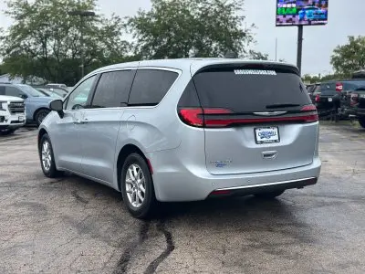 2023 Chrysler Pacifica Touring L photo 5