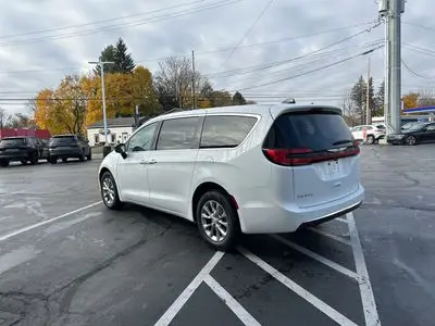 2026 Chrysler Pacifica Select AWD photo 5