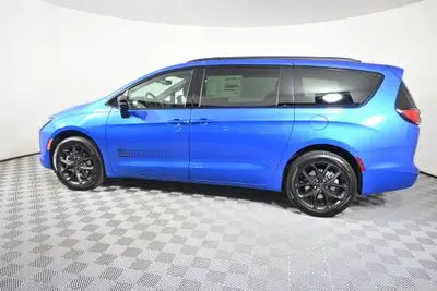 2027 Chrysler Pacifica Select AWD photo 3