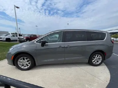 2025 Chrysler Pacifica Select photo 4
