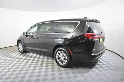 2026 Chrysler Pacifica Select AWD photo 4