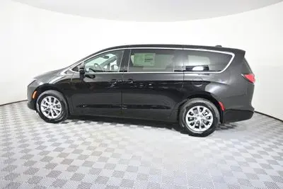 2027 Chrysler Pacifica Select AWD photo 3