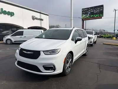 2026 Chrysler Pacifica Pinnacle photo 3