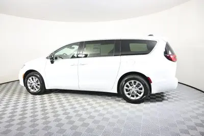 2026 Chrysler Pacifica Select AWD photo 3