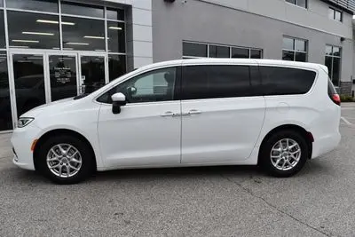 2023 Chrysler Pacifica Touring L photo 4
