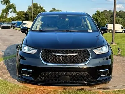 2024 Chrysler Pacifica Touring L photo 2