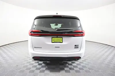 2027 Chrysler Pacifica Select AWD photo 5