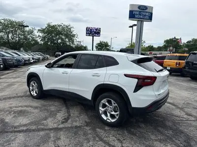 2025 Chevrolet Trax LS photo 4
