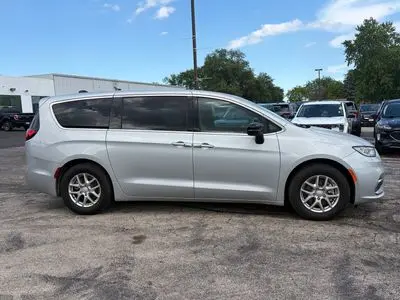 2026 Chrysler Pacifica Select photo 2