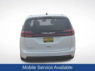 2024 Chrysler Pacifica Touring L photo 5