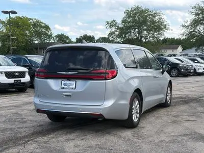 2026 Chrysler Pacifica Select photo 3