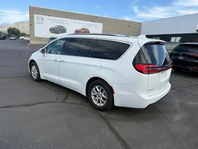 2021 Chrysler Pacifica Touring L photo 3