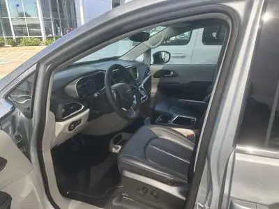 2024 Chrysler Pacifica Touring L photo 4