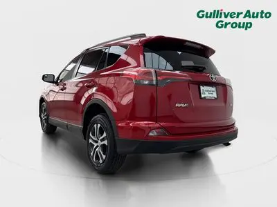 2017 Toyota RAV4 LE photo 5