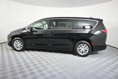 2027 Chrysler Pacifica Select photo 3