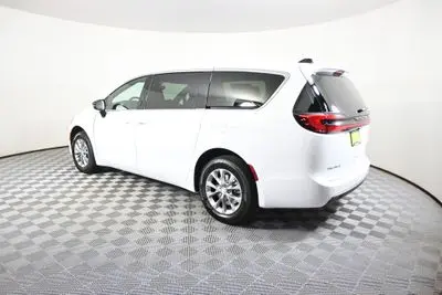 2027 Chrysler Pacifica Select AWD photo 4