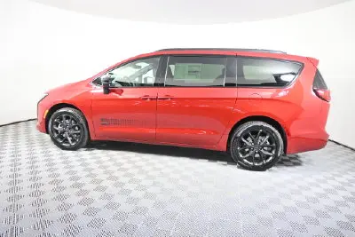 2027 Chrysler Pacifica Select AWD photo 3